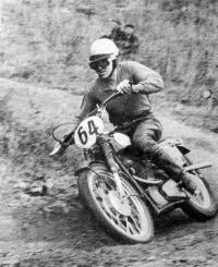 Борис Иванов лидирует на чехословацком мотоцикле ЭСО-500