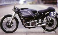 Мотоцикл AJS класса 350 см3 с трехклапанной головкой двигателя