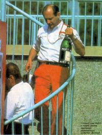 Рон Деннис с призовым шампанским